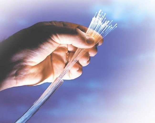 光导纤维是一种纯度极高的、透明的玻璃纤维丝,直径只有1~100μm左右