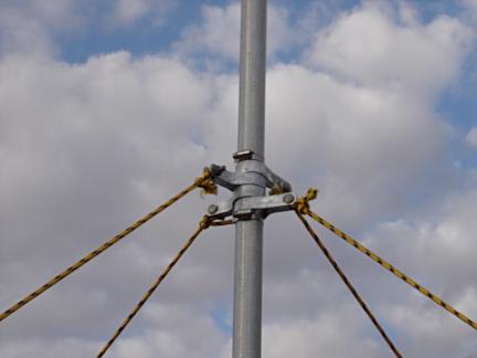 连接塔架和发电机，用斜拉钢索固定
